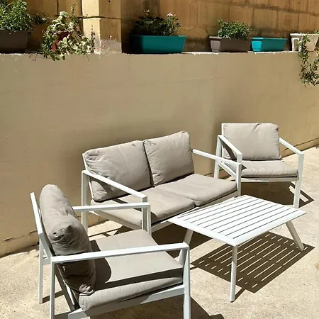 Guest house St Pauls Bay House With 5 Bedrooms