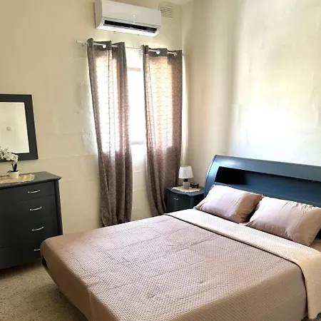 Guest house St Pauls Bay House With 5 Bedrooms *